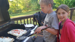 Grillingthepizza