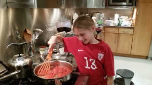 Cooking simple tomato sauce for cheese ravioli (just tomato, garlic and olive oil)