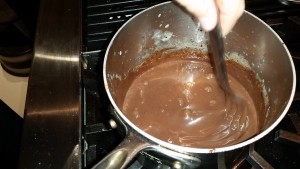 Chocolate sauce for cream puffs